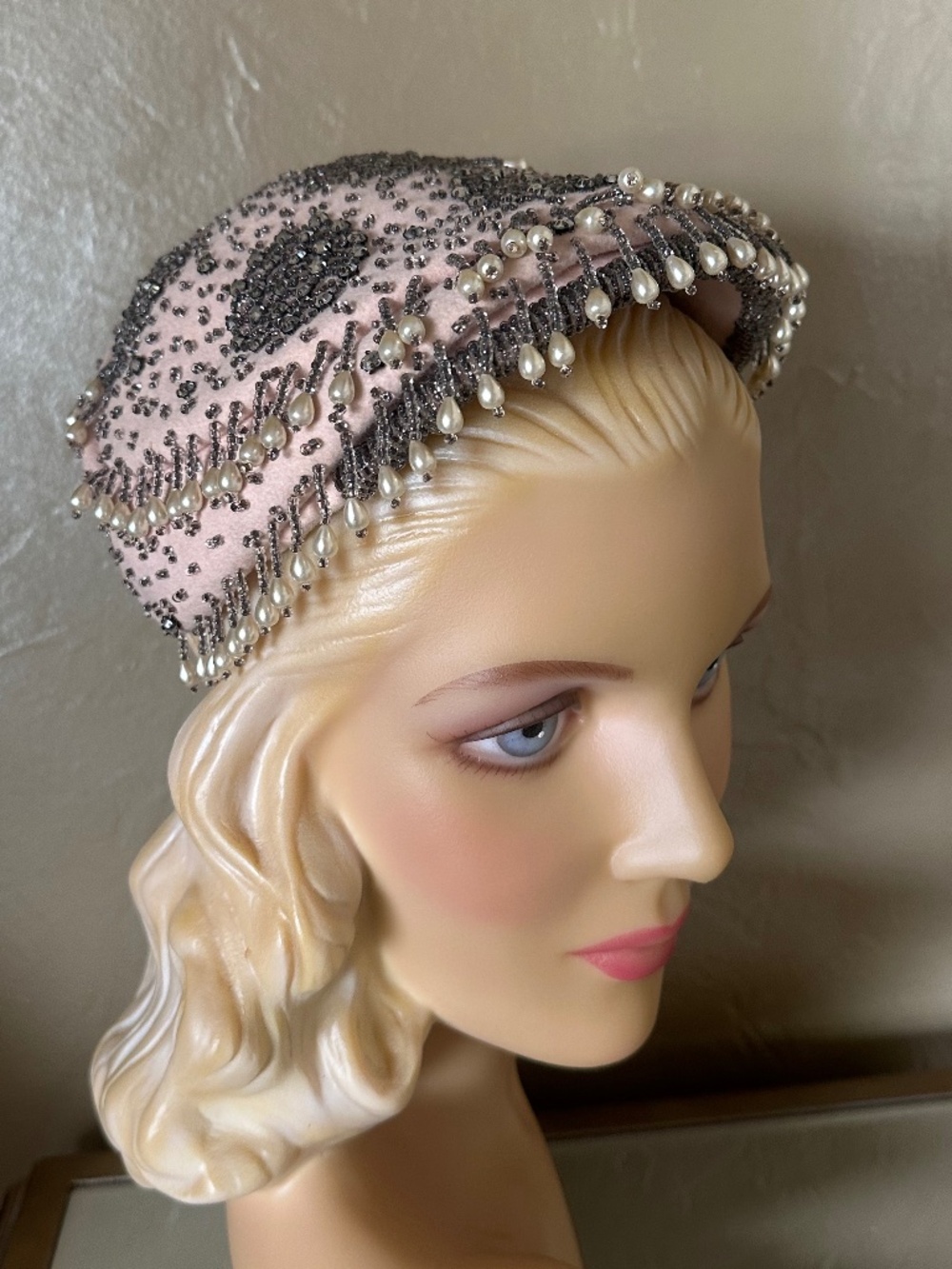 FUN-TASTIC 1950s' SOFT PINK BEADED COCKTAIL HAT WITH DANGLING PEARLS